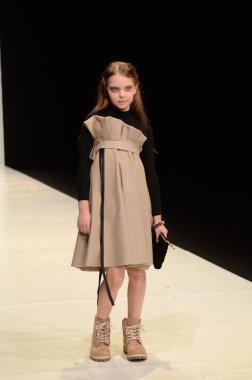 Moskova - 22 Mart: bir model için sonbahar kış 2012 sunu sırasında 22 Mart 2012, Moskova, Rusya mbfw contrfashion pist yürür