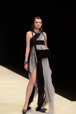 Moskova - 22 Mart: bir model için sonbahar kış 2012 sunu sırasında 22 Mart 2012, Moskova, Rusya mbfw contrfashion pist yürür