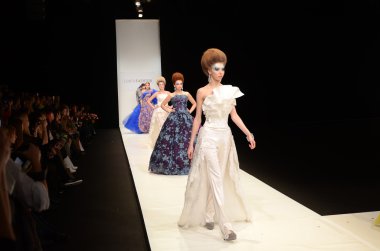 Moskova - 22 Mart: bir model için sonbahar kış 2012 sunu sırasında 22 Mart 2012, Moskova, Rusya mbfw contrfashion pist yürür
