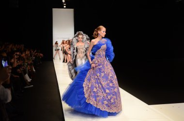 Moskova - 22 Mart: bir model için sonbahar kış 2012 sunu sırasında 22 Mart 2012, Moskova, Rusya mbfw contrfashion pist yürür