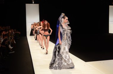 Moskova - 22 Mart: bir model için sonbahar kış 2012 sunu sırasında 22 Mart 2012, Moskova, Rusya mbfw contrfashion pist yürür