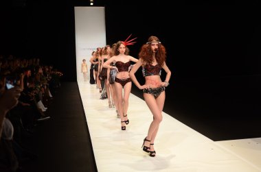 Moskova - 22 Mart: bir model için sonbahar kış 2012 sunu sırasında 22 Mart 2012, Moskova, Rusya mbfw contrfashion pist yürür