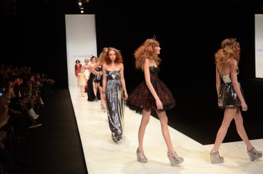 Moskova - 22 Mart: bir model için sonbahar kış 2012 sunu sırasında 22 Mart 2012, Moskova, Rusya mbfw contrfashion pist yürür