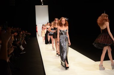 Moskova - 22 Mart: bir model için sonbahar kış 2012 sunu sırasında 22 Mart 2012, Moskova, Rusya mbfw contrfashion pist yürür