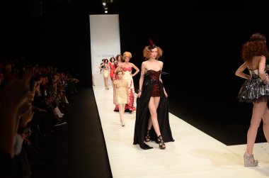 Moskova - 22 Mart: bir model için sonbahar kış 2012 sunu sırasında 22 Mart 2012, Moskova, Rusya mbfw contrfashion pist yürür