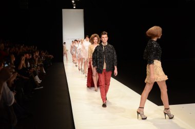 Moskova - 22 Mart: bir model için sonbahar kış 2012 sunu sırasında 22 Mart 2012, Moskova, Rusya mbfw contrfashion pist yürür