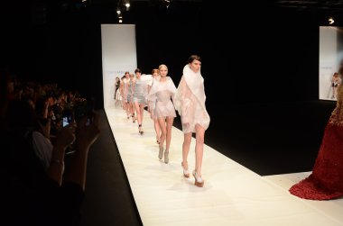 Moskova - 22 Mart: bir model için sonbahar kış 2012 sunu sırasında 22 Mart 2012, Moskova, Rusya mbfw contrfashion pist yürür