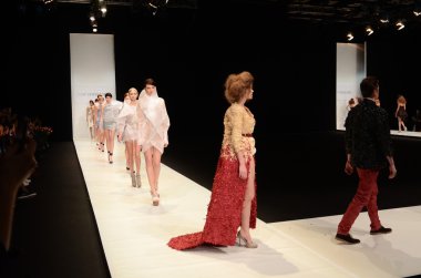 Moskova - 22 Mart: bir model için sonbahar kış 2012 sunu sırasında 22 Mart 2012, Moskova, Rusya mbfw contrfashion pist yürür