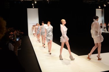 Moskova - 22 Mart: bir model için sonbahar kış 2012 sunu sırasında 22 Mart 2012, Moskova, Rusya mbfw contrfashion pist yürür
