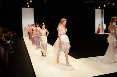 Moskova - 22 Mart: bir model için sonbahar kış 2012 sunu sırasında 22 Mart 2012, Moskova, Rusya mbfw contrfashion pist yürür
