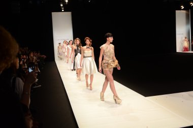 Moskova - 22 Mart: bir model için sonbahar kış 2012 sunu sırasında 22 Mart 2012, Moskova, Rusya mbfw contrfashion pist yürür