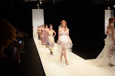Moskova - 22 Mart: bir model için sonbahar kış 2012 sunu sırasında 22 Mart 2012, Moskova, Rusya mbfw contrfashion pist yürür