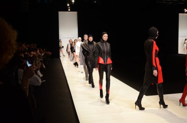 Moskova - 22 Mart: bir model için sonbahar kış 2012 sunu sırasında 22 Mart 2012, Moskova, Rusya mbfw contrfashion pist yürür