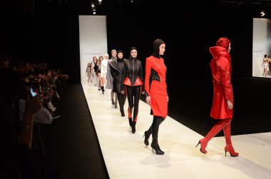 Moskova - 22 Mart: bir model için sonbahar kış 2012 sunu sırasında 22 Mart 2012, Moskova, Rusya mbfw contrfashion pist yürür