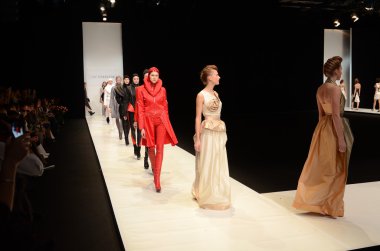 Moskova - 22 Mart: bir model için sonbahar kış 2012 sunu sırasında 22 Mart 2012, Moskova, Rusya mbfw contrfashion pist yürür
