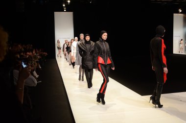 Moskova - 22 Mart: bir model için sonbahar kış 2012 sunu sırasında 22 Mart 2012, Moskova, Rusya mbfw contrfashion pist yürür