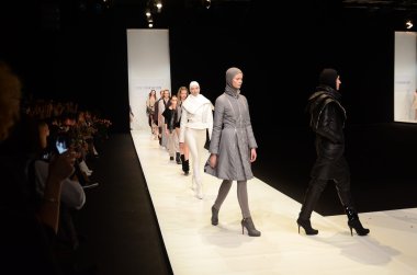 Moskova - 22 Mart: bir model için sonbahar kış 2012 sunu sırasında 22 Mart 2012, Moskova, Rusya mbfw contrfashion pist yürür