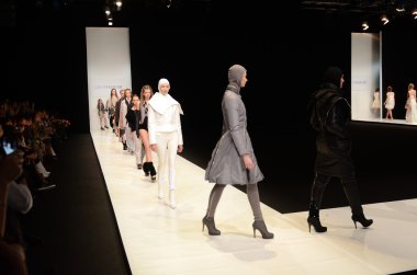 Moskova - 22 Mart: bir model için sonbahar kış 2012 sunu sırasında 22 Mart 2012, Moskova, Rusya mbfw contrfashion pist yürür