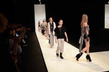 Moskova - 22 Mart: bir model için sonbahar kış 2012 sunu sırasında 22 Mart 2012, Moskova, Rusya mbfw contrfashion pist yürür