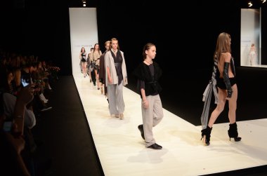 Moskova - 22 Mart: bir model için sonbahar kış 2012 sunu sırasında 22 Mart 2012, Moskova, Rusya mbfw contrfashion pist yürür