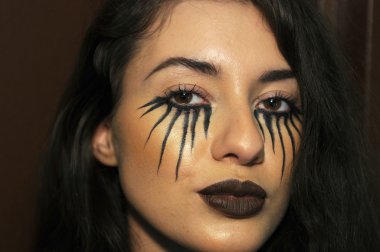 Moskova - 23 Mart: bir model sahne arkasında Beyaz Rusya moda şovunda sonbahar kış 2012 sunu sırasında mbfw üzerinde 23 Mart 2012, Moskova, Rusya Federasyonu için hazır hale getirilir