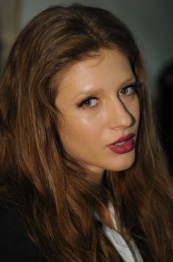 Moskova - 23 Mart: bir model sahne arkasında Beyaz Rusya moda şovunda sonbahar kış 2012 sunu sırasında mbfw üzerinde 23 Mart 2012, Moskova, Rusya Federasyonu için hazır hale getirilir
