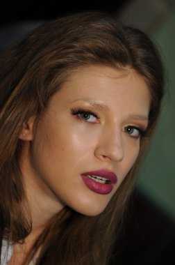 Moskova - 23 Mart: bir model sahne arkasında Beyaz Rusya moda şovunda sonbahar kış 2012 sunu sırasında mbfw üzerinde 23 Mart 2012, Moskova, Rusya Federasyonu için hazır hale getirilir