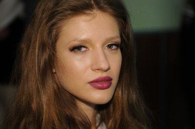 Moskova - 23 Mart: bir model sahne arkasında Beyaz Rusya moda şovunda sonbahar kış 2012 sunu sırasında mbfw üzerinde 23 Mart 2012, Moskova, Rusya Federasyonu için hazır hale getirilir