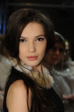 Moskova - 23 Mart: bir model sahne arkasında Beyaz Rusya moda şovunda sonbahar kış 2012 sunu sırasında mbfw üzerinde 23 Mart 2012, Moskova, Rusya Federasyonu için hazır hale getirilir