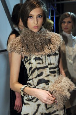 Moskova - 23 Mart: bir model sahne arkasında Beyaz Rusya moda şovunda sonbahar kış 2012 sunu sırasında mbfw üzerinde 23 Mart 2012, Moskova, Rusya Federasyonu için hazır hale getirilir