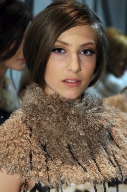 Moskova - 23 Mart: bir model sahne arkasında Beyaz Rusya moda şovunda sonbahar kış 2012 sunu sırasında mbfw üzerinde 23 Mart 2012, Moskova, Rusya Federasyonu için hazır hale getirilir