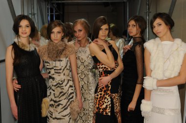 Moskova - 23 Mart: modelleri hazır olsun sahne arkasında Beyaz Rusya moda gösterisi için sonbahar kış 2012 sunu sırasında mbfw üzerinde 23 Mart 2012, Moskova, Rusya