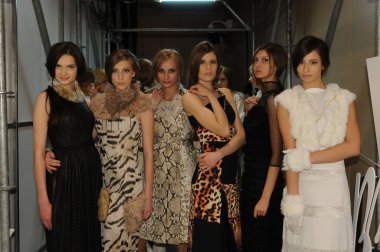 Moskova - 23 Mart: modelleri hazır olsun sahne arkasında Beyaz Rusya moda gösterisi için sonbahar kış 2012 sunu sırasında mbfw üzerinde 23 Mart 2012, Moskova, Rusya