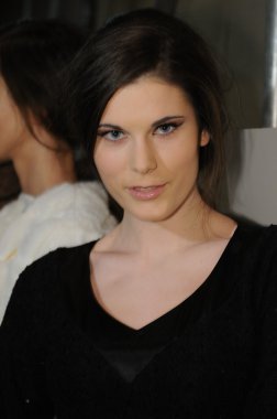 Moskova - 23 Mart: bir model sahne arkasında Beyaz Rusya moda şovunda sonbahar kış 2012 sunu sırasında mbfw üzerinde 23 Mart 2012, Moskova, Rusya Federasyonu için hazır hale getirilir
