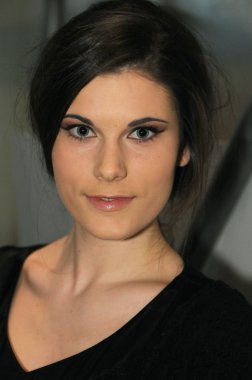 Moskova - 23 Mart: bir model sahne arkasında Beyaz Rusya moda şovunda sonbahar kış 2012 sunu sırasında mbfw üzerinde 23 Mart 2012, Moskova, Rusya Federasyonu için hazır hale getirilir