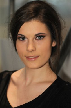 Moskova - 23 Mart: bir model sahne arkasında Beyaz Rusya moda şovunda sonbahar kış 2012 sunu sırasında mbfw üzerinde 23 Mart 2012, Moskova, Rusya Federasyonu için hazır hale getirilir