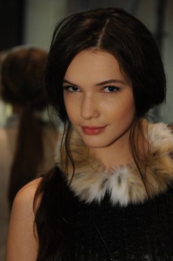 Moskova - 23 Mart: bir model sahne arkasında Beyaz Rusya moda şovunda sonbahar kış 2012 sunu sırasında mbfw üzerinde 23 Mart 2012, Moskova, Rusya Federasyonu için hazır hale getirilir