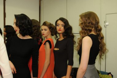 Moskova - 23 Mart: manken kuliste mari Axel sonbahar kış 2012 sunu sırasında mbfw üzerinde 23 Mart 2012, Moskova, Rusya Federasyonu için hazır hale getirilir