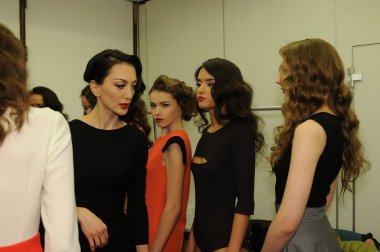 Moskova - 23 Mart: manken kuliste mari Axel sonbahar kış 2012 sunu sırasında mbfw üzerinde 23 Mart 2012, Moskova, Rusya Federasyonu için hazır hale getirilir