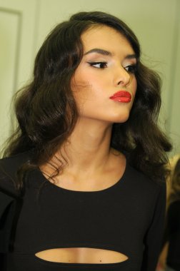 Moskova - 23 Mart: manken kuliste mari Axel sonbahar kış 2012 sunu sırasında mbfw üzerinde 23 Mart 2012, Moskova, Rusya Federasyonu için hazır hale getirilir