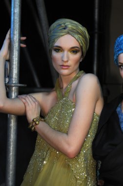 Moskova - 23 Mart: bir model sahne arkasına rusiko sonbahar kış 2012 sunu sırasında mbfw üzerinde 23 Mart 2012, Moskova, Rusya için de hazır hale getirilir
