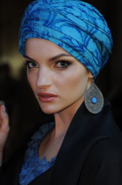 Moskova - 23 Mart: bir model sahne arkasına rusiko sonbahar kış 2012 sunu sırasında mbfw üzerinde 23 Mart 2012, Moskova, Rusya için de hazır hale getirilir