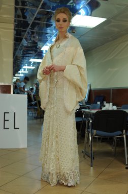 Moskova - 23 Mart: bir model sahne arkasına rusiko sonbahar kış 2012 sunu sırasında mbfw üzerinde 23 Mart 2012, Moskova, Rusya için de hazır hale getirilir