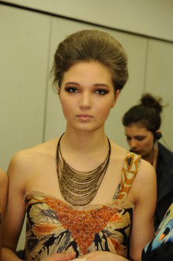 Moskova - 23 Mart: bir model sahne arkasına rusiko sonbahar kış 2012 sunu sırasında mbfw üzerinde 23 Mart 2012, Moskova, Rusya için de hazır hale getirilir