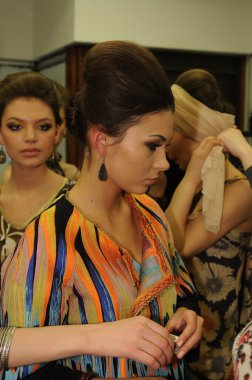 Moskova - 23 Mart: bir model sahne arkasına rusiko sonbahar kış 2012 sunu sırasında mbfw üzerinde 23 Mart 2012, Moskova, Rusya için de hazır hale getirilir