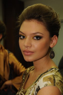 Moskova - 23 Mart: bir model sahne arkasına rusiko sonbahar kış 2012 sunu sırasında mbfw üzerinde 23 Mart 2012, Moskova, Rusya için de hazır hale getirilir