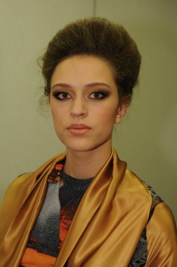 Moskova - 23 Mart: bir model sahne arkasına rusiko sonbahar kış 2012 sunu sırasında mbfw üzerinde 23 Mart 2012, Moskova, Rusya için de hazır hale getirilir