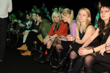 Moskova - 23 Mart: viva vox için de ön sırada oturan misafirler sonbahar kış 2012 sunu sırasında mbfw üzerinde 23 Mart 2012, Moskova, Rusya