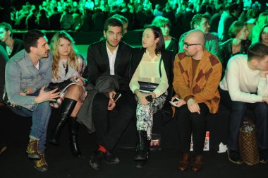 Moskova - 23 Mart: viva vox için de ön sırada oturan misafirler sonbahar kış 2012 sunu sırasında mbfw üzerinde 23 Mart 2012, Moskova, Rusya