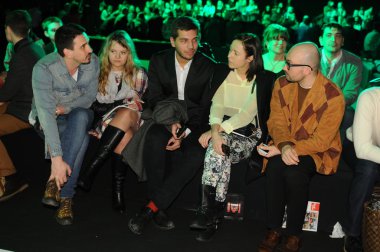 Moskova - 23 Mart: viva vox için de ön sırada oturan misafirler sonbahar kış 2012 sunu sırasında mbfw üzerinde 23 Mart 2012, Moskova, Rusya